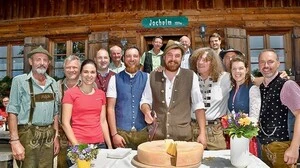 Strahlende Gesichter beim Käseanschnitt am Samstag auf der Reisacher Jochalm
