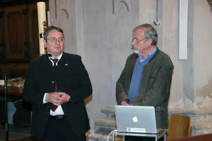 Der Historiker und Volkskundler Ernst Lasnik zeigte gemeinsam mit dem Pfarrgemeinderatsvorsitzenden Robert Raudner in einer Powerpoint-Präsentation die Geschichte dieses kunsthistorisch wertvollen Altares. 