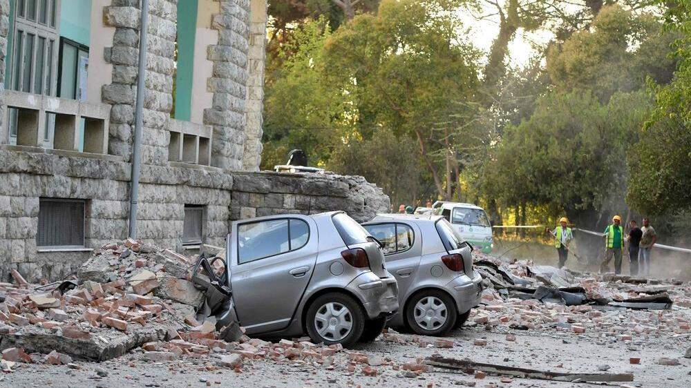 Zerstörte Autos in Albaniens Hauptstadt Tirana