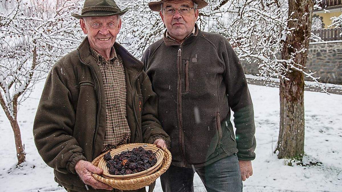 Sie zeigten, wie die Birne zum Dörrobst wird: Franz Rauter und Josef Rainer (von links)