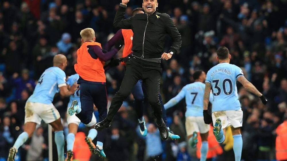Manchester City mit Pep Guardiola jubelt über den Titel