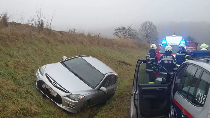 Frau rutschte mit dem Fahrzeug über eine Böschung in den Graben