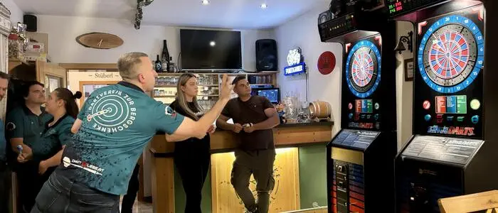 „Game on“ bei der Dart-Partie in der Bergschenke Schlögl
