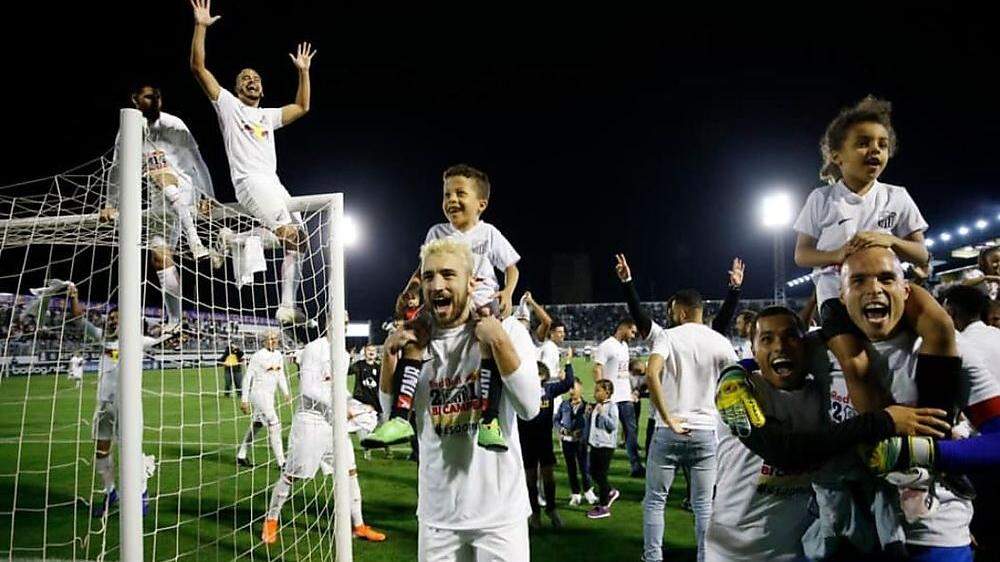 Die Fußballer von CA Bragantino jubelten über den Aufstieg