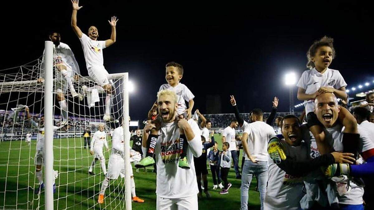 Die Fußballer von CA Bragantino jubelten über den Aufstieg