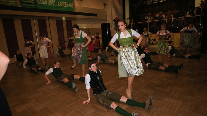 Mit einer schwungvollen Polonaise, getanzt von Landjugendmitgliedern des Bezirkes, einstudiert von der Tanzschule Mandy, startete der Bezirksbauernball der Landjugend.