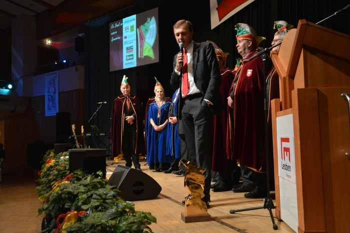 "Ich habe natürlich eine kleine Dankesrede vorbereitet", erklärte der diesjährige Preisträger, Ronald Schindler, Direktor der Stadtwerke Leoben, während er ein voluminöses Lexikon aus der Tasche zog und augenscheinlich daraus vorzulesen begann.