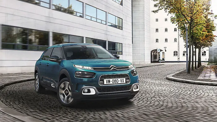 Citroën hat dem C4 Cactus einen Boxenstopp inklusive gründlicher Überarbeitung verordnet. Zum Beispiel die breitere Frontpartie, neu modellierte Flanken und das Heck mit LED-Rücklichtern mit 3D-Effekt. Die charakteristischen Airbumps im neuen, schlankeren Design bilden eine Art Schutzgürtel an den Türen.