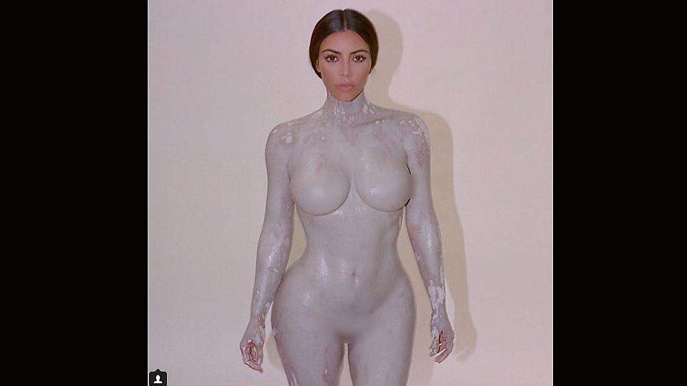 Kim Kardashian zeigt ein Bild vom Körperabdruck auf Instagram 