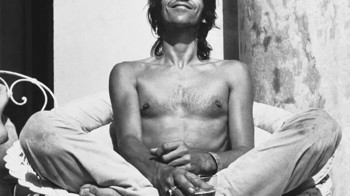 "Die Leute wären überrascht, wie banal und normal mein Leben zu Hause ist", verriet der Rockstar der Zeitschrift "GQ". "Ich bringe den Müll raus. Ich füttere die Hunde. Ich ziehe die Kinder groß." Der Rolling-Stones-Gitarrist zeigte sich vor seinem 75. Geburtstag  ruhiger als früher.