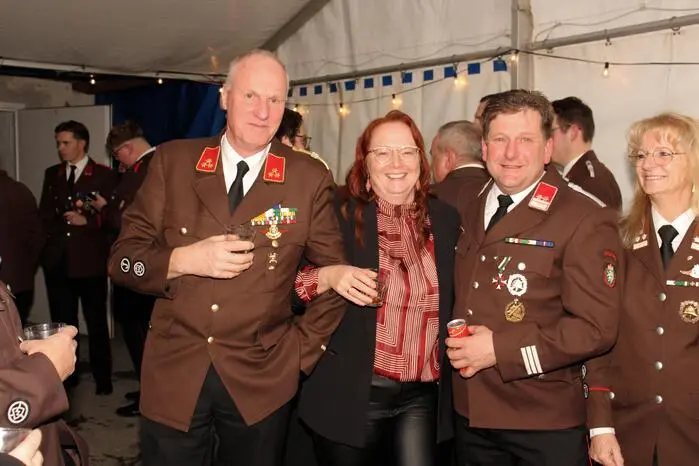Im schön geschmückten Saal und im bestens beheizten Zelt konnten die Besucher bei kulinarischen Spezialitäten und gepflegten Getränken bis in die frühen Morgenstunden eine rauschende Ballnacht genießen.