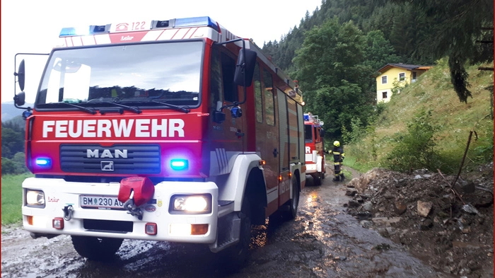 Das Unwetter am Samstag beschäftigte auch die Freiwillige Feuerwehr Oberaich, sie hatte mit einem übergetretenen Bach zu kämpfen.