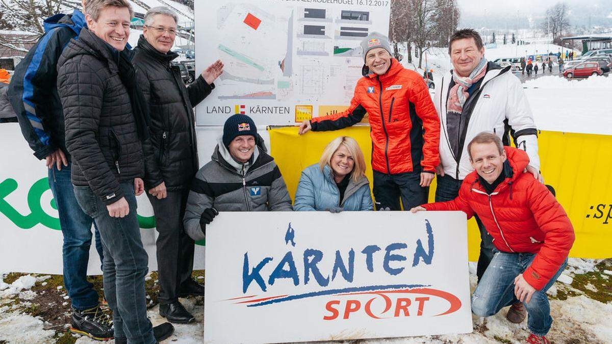 Landeshauptmann Peter Kaiser, Vizebürgermeisterin Gerda Sandriesser und Alpen Arena Obmann Gemeinderat Dipl.-Ing. (FH) Andreas Sucher mit den beiden Skisprung-Olympiasiegern Andreas Goldberger und Thomas Morgenstern sowie Unterstützern des Projektes und Nachwuchsportlern