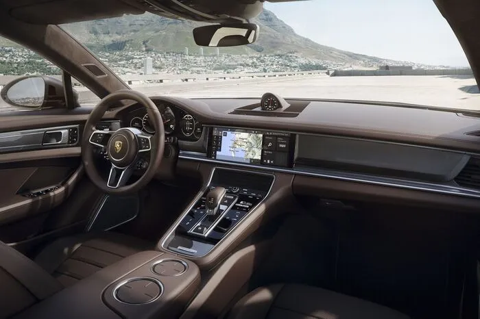 Vor allem aber macht das neue Heck den praktischen, bis zu 550 PS starken Sport Turismo variabel. Die höhere Dachlinie erleichtert hinten das Ein- und Aussteigen und gewährt deutlich mehr Kopffreiheit, und zwar für bis zu drei Fond-Passagiere.