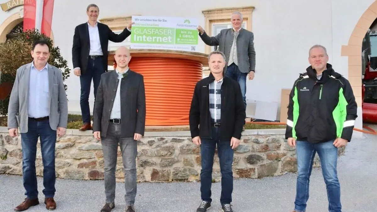 Bürgermeister Patriz Rechberger (re.) mit Erich Rybar (li.) mit dem Gemeindeteam