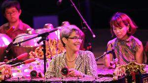 Sarah Weiss (oben) erforscht javanische Gamelan-Musik und spielt sie auch. In Graz ist bald ein javanisches Schattenpuppenspiel zu sehen (links)	 Kunstuni Graz 