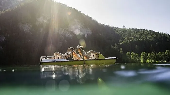 Oberösterreich. Der Gleinkersee gehört zu den wärmsten Bergseen Österreichs – und zu den romantischsten. Wer will, kann sich hier ein Boot oder SUP-Board mieten oder einfach nur im türkisgrünen Wasser baden. Außerdem werden täglich zwei Lizenzen zum Fliegenfischen ausgegeben.