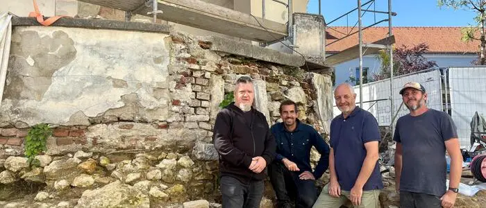 Pfarrer Robert Schneeflock, Bernhard Schrettle, Geschäftsführer von Asist, Christian Hofmann, geschäftsführender Vorsitzende des Wirtschaftsrates der Pfarre, und Matthias Grebien, Leiter der Ausgrabungen vor Ort (v. l.)