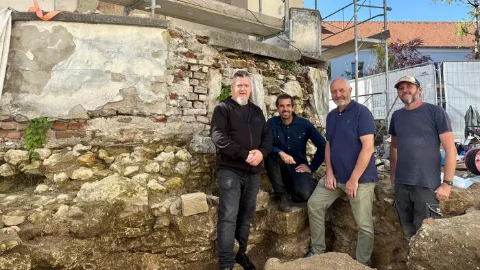 Pfarrer Robert Schneeflock, Bernhard Schrettle, Geschäftsführer von Asist, Christian Hofmann, geschäftsführender Vorsitzender des Wirtschaftsrates der Pfarre, und Matthias Grebien, Leiter der Ausgrabungen vor Ort (v. l.)
