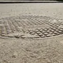 Ein Defekt bei einem Kanaldeckel muss behoben werden (Sujetbild)
