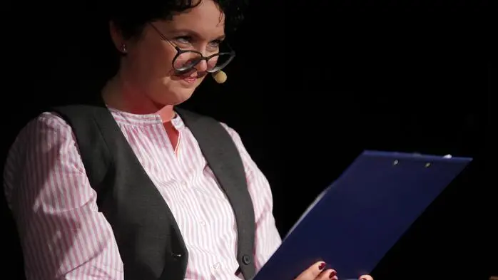 Mit ihrem Debütprogramm „Arbeit? Macht? Spaß?“ gelang Claudia Reithner ein eindrucksvoller Einstieg ins Kabarettfach. Der Kulturkeller in Gleisdorf platzte aus allen Nähten, das Publikum wurde von ihrer Mischung aus Tiefgang, Witz und Bühnenpräsenz regelrecht mitgerissen. 