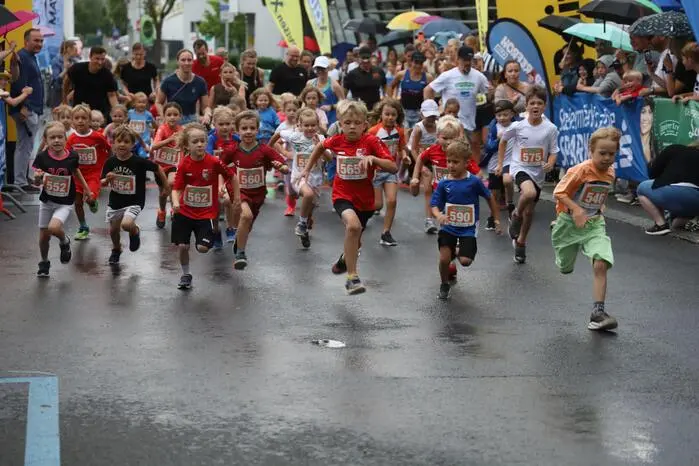 Das traditionelle Laufspektakel begann mit dem Kinderlauf