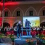 Eine Trachtenmusikkapelle auf der Bühne mit einem Flügelhornsolisten im Vordergrund