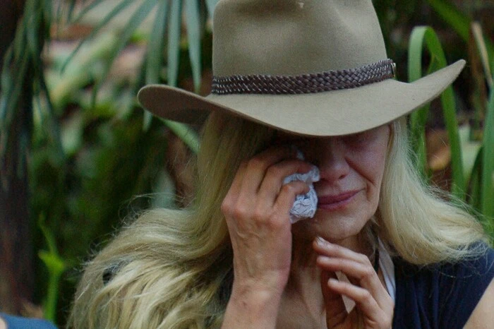 Nach Domenico de Cicco war es Sybille Rauch, die sich vom Lagerfeuer verabschieden musste. Das deutsche Ex-Erotik-Sternchen ("Eis am Stiel") bekam am Samstagabend (20. Jänner) im RTL-Dschungelcamp die wenigsten Zuschauer-Stimmen und muss die Show verlassen. 