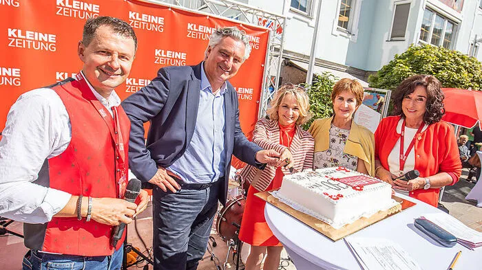 Am Johannesplatz in Lienz wird heute, 14. September, bis 14 Uhr groß gefeiert. Die Kleine Zeitung stoßt auf 30 Jahre Regionalgeschichte an. Kommt vorbei und feiert mit! Interessante Schlagzeilen aus 30 Jahren Regionalgeschichte zum Schmunzeln, Staunen und Zurückerinnen präsentieren wir unseren Besuchern. Die Redakteure sind immer am Ball.