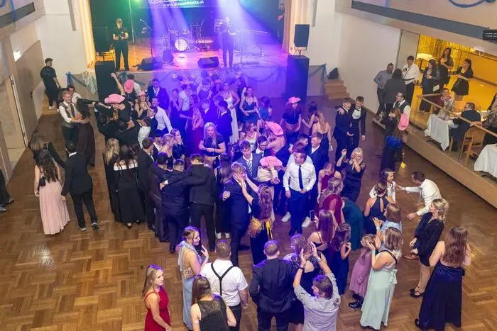 Bei Musik, Tanz und ausgelassener Stimmung feierten die Maturantinnen und Maturanten gemeinsam mit Lehrkräften, Familien und Gästen bis spät in die Nacht.