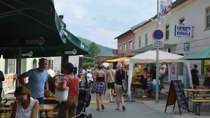 Die durch enge Gassen führende Hauptstraße Trofaiachs verwandelte sich am 24. Juni in eine Fußgängerzone. Der Verkehr wich zahlreichen Standeln und gut gelaunten Bürgerinnen und Bürgern.