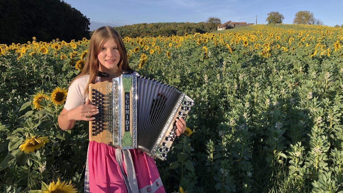 Julia Lang auf ihrer Harmonika