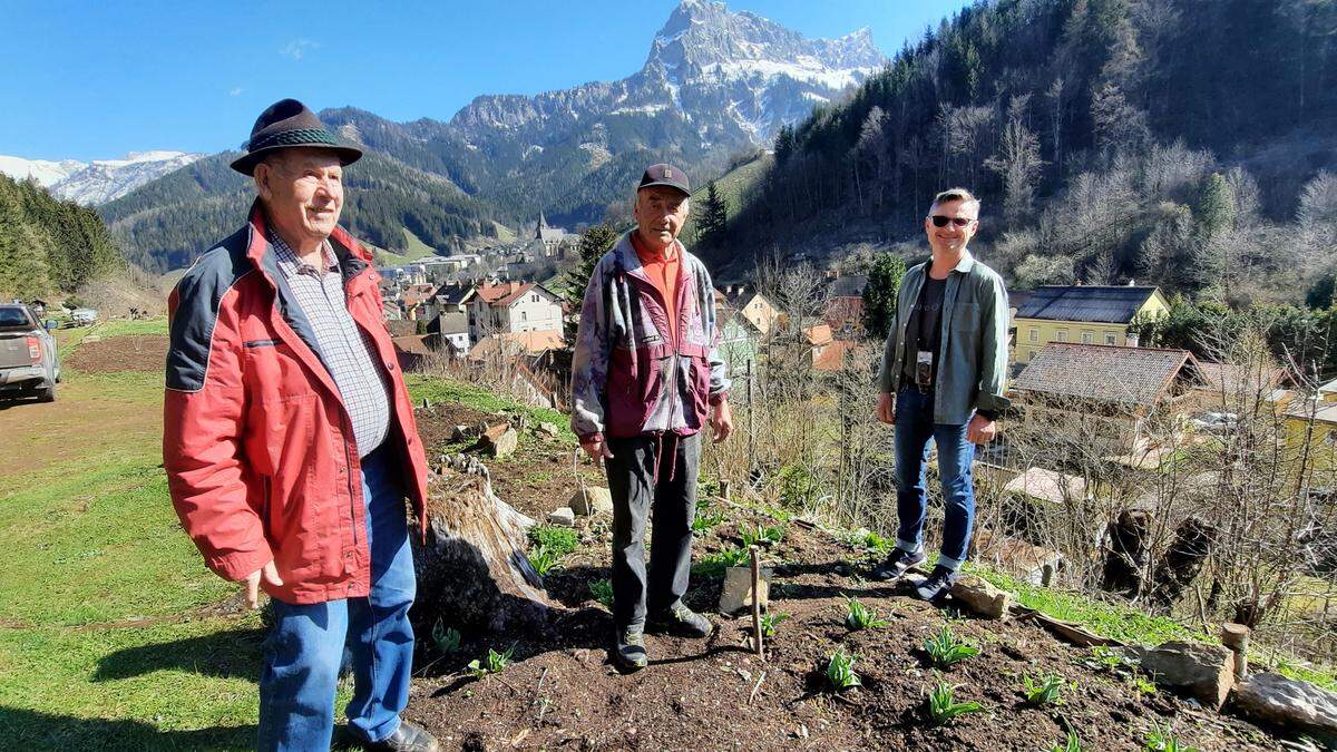 Erich Kremser (l.) betreut mit seinen Naturfreunde-Kollegen seit mehr als 20 Jahren den Erlebnis- und Naturlehrpfad Schichtturm