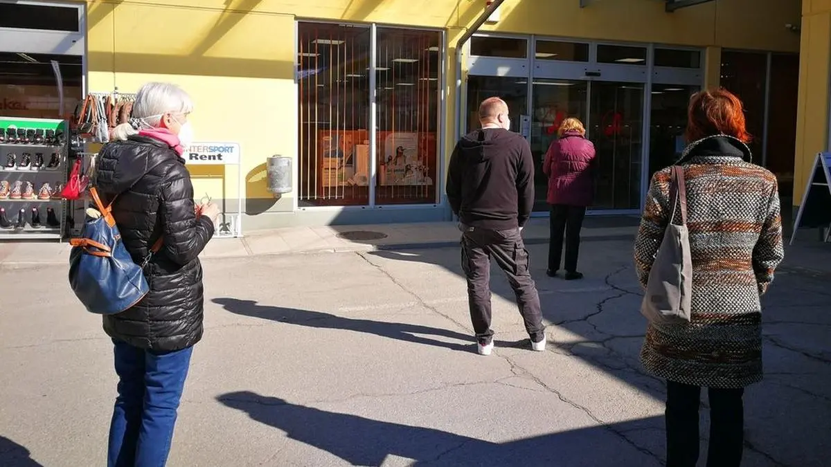 Warteschlange vor der Salvator-Apotheke in Murau am 1. März