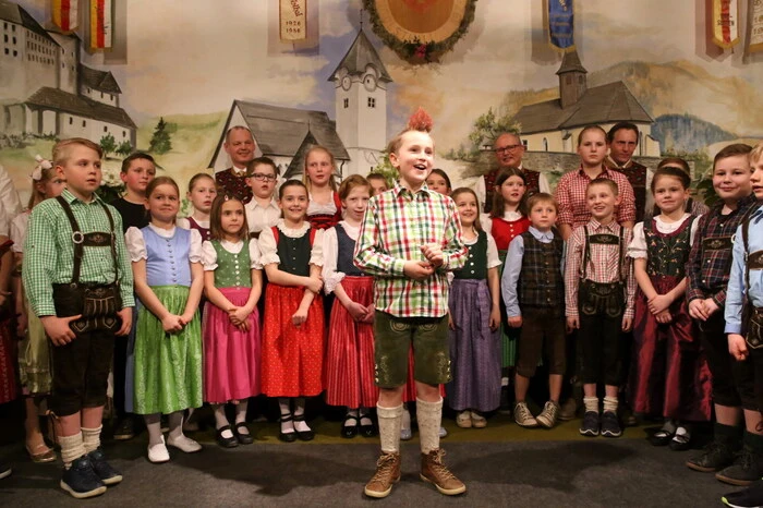 ... sowie den Chor der Volksschule St. Salvator unter der Leitung von Jutta Knapp-Unterweger willkommen heißen. 