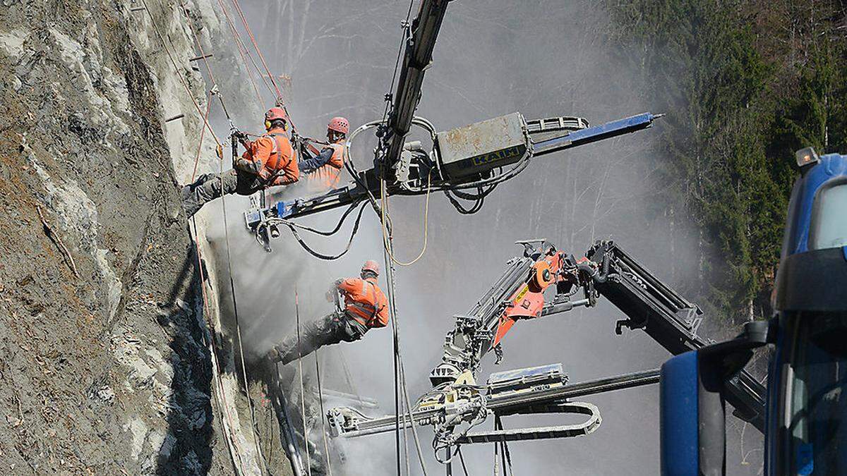 Die Arbeiten am Fels an der L 35 gehen zügig voran