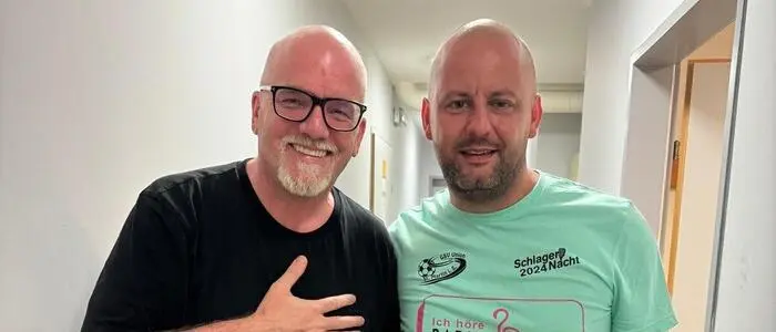 Der Konzertveranstalter Marco Watz (r.) mit DJ Ötzi