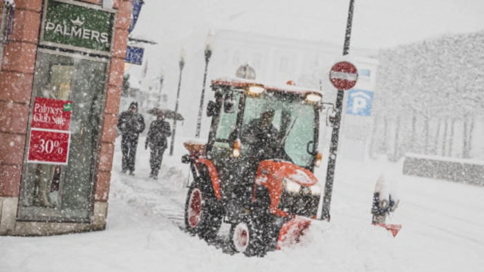 Stundenlanger Schneefall in Klagenfurt brachte den Verkehr zum Erliegen.