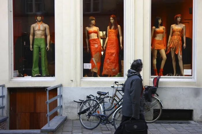 Für Modeliebhaber ist die flämische Stadt ein wahres Paradies. Zwar finden sich unter anderem auf der sogenannten Veldstraat einige Shops klassischer Modeketten, doch die richtigen Schätze finden sich in den Seitengassen. Zahlreiche kleine, unabhängige Boutiquen haben sich im Zentrum angesiedelt, verkauft werden außergewöhnliche Stücke und Entwürfe skandinavischer Designer.