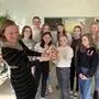 Barbara Pöltl und Schülerinnen und Schüler der Mittelschule Krieglach bei der Probe in der Schule