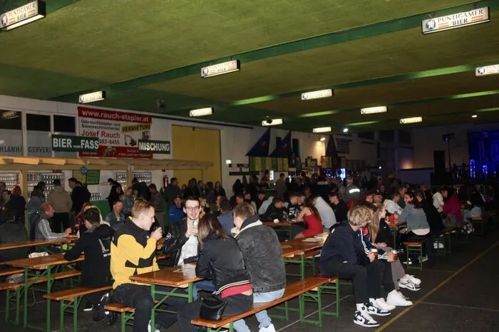 Bereits am Freitag füllte sich die Trössinger Mehrzweckhalle mit ungefähr 1500 Feiergästen