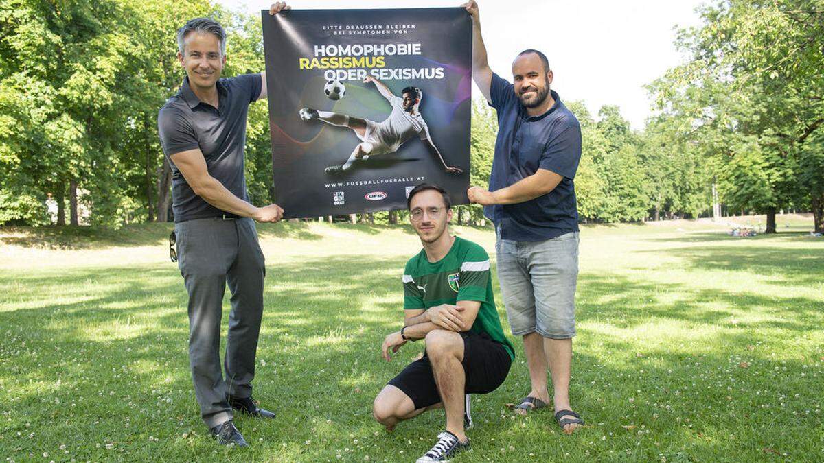 Hohensinner, Egger und Niedermayer präsentieren ein Plakt gegen Homophobie, Sexismus und Rassismus im Fußball im Grazer Sportjahr