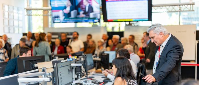 Chefredakteur Hubert Patterer am Desk - der Schaltzentrale im Newsroom der Kleinen Zeitung