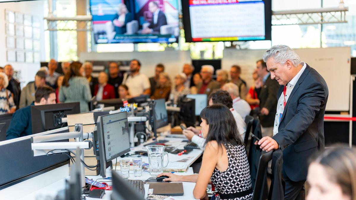 Chefredakteur Hubert Patterer am Desk - der Schaltzentrale im Newsroom der Kleinen Zeitung