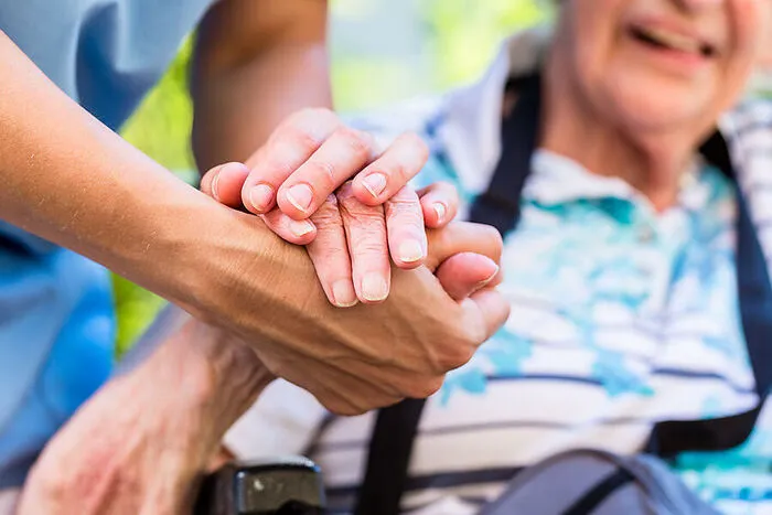 Mit 2018 fällt der Pflege-Regress weg, Länder dürfen nicht mehr auf das Vermögen von Angehörigen zugreifen. Weiterhin einbehalten werden der Großteil der Pension und ein Teil des Pflegegeldes von Heimbewohnern. Den Betroffenen verbleiben 20 Prozent der Pension sowie zehn Prozent des Pflegegeldes des Stufe drei (derzeit 45,20 Euro) monatlich. Das Pflegegeld wird nicht erhöht.