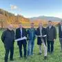 Von links: Alfred Kaltenegger (Obmann Bauausschuss), Bürgermeister Volkart Kienzl, Grundbesitzer Johannes Kaltenegger, CPG-Geschäftsführer Leonhard Berger, Umweltausschuss-Obmann Dominik Wildbolz, Bauamtsleiter Georg Ambroschütz