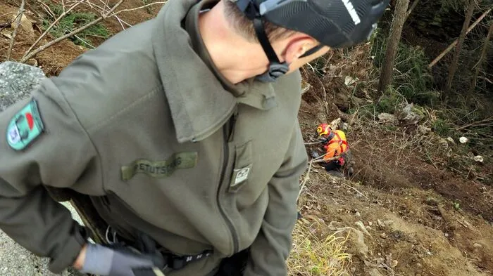 Die Villacher Pioniere und der Forsttrupp des Militärkommandos Kärnten werden von Heeresbergführer vom Jägerbataillon 26 (Spittal/Drau) und vom Jägerbataillon 25 (Klagenfurt) bei den Arbeiten im extrem steilen Gelände gesichert.
