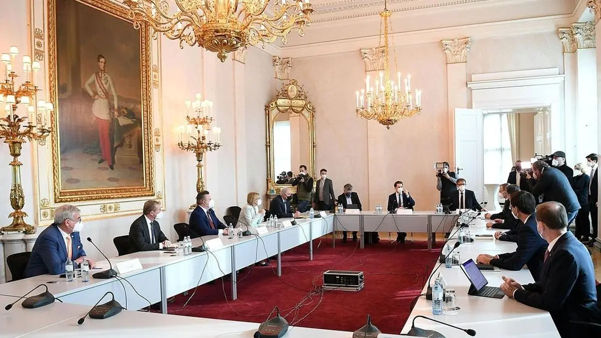 ABD0024_20210201 - WIEN - ÖSTERREICH: Vizekanzler Werner Kogler (Grüne), Bundeskanzler Sebastian Kurz (ÖVP) und Gesundheitsminister Rudolf Anschober (Grüne) am Montag, 1. Februar 2021, anl. eines Treffens der Bundesregierung mit den Landeshauptleuten zum Thema Lockdown im Bundeskanzleramt in Wien. - FOTO: APA/HELMUT FOHRINGER