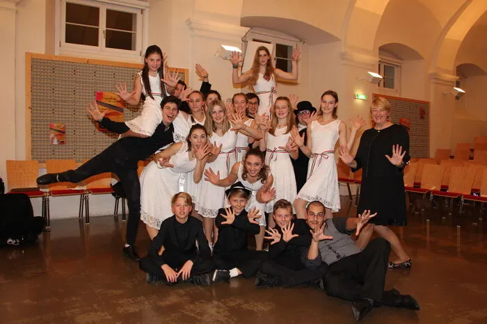 Die jungen Tänzer unter der Leitung von Anna Knott mit Elisabeth Rosegger (rechts) als Mitorganisatorin des Pulcinella-Balls