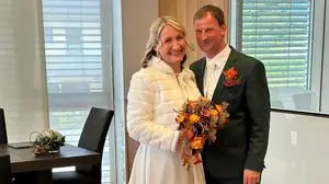 Ein glückliches Ehepaar blickt im Standesamt in die Kamera | Das Ehepaar Eva und Bernd Ceplak 